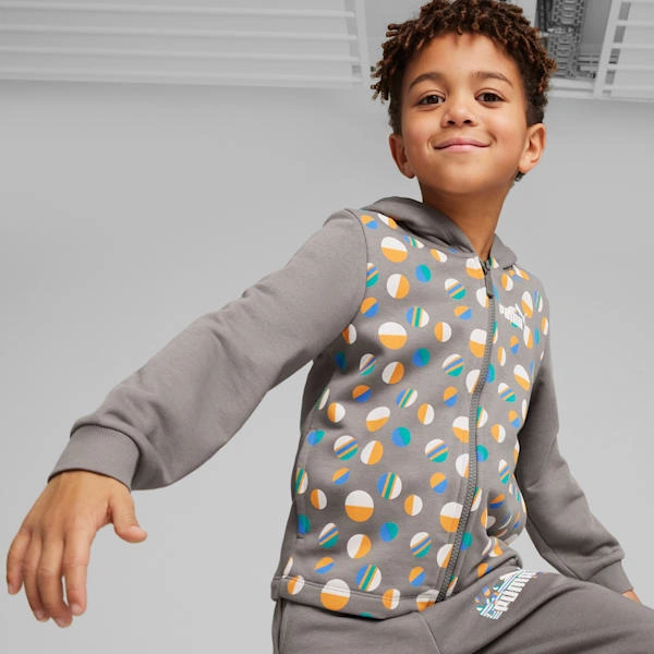 ESS+ ZOMERKAMP: Kleine avonturiers in PUMA Full-zip hoodie voor zonnige dagen!